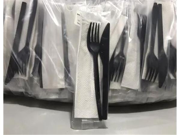 CJ. 400 UNDS. SET 2 CUBIERTOS NEGRO (CUCHILLO+TENEDOR+SERVILLETA)