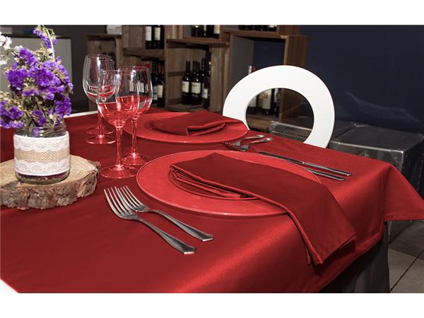 PAQ. 5 UNDS. MANTEL TELA RASO SATEN 150x150cm BURDEOS (50% POLIESTER-50%ALGODON)